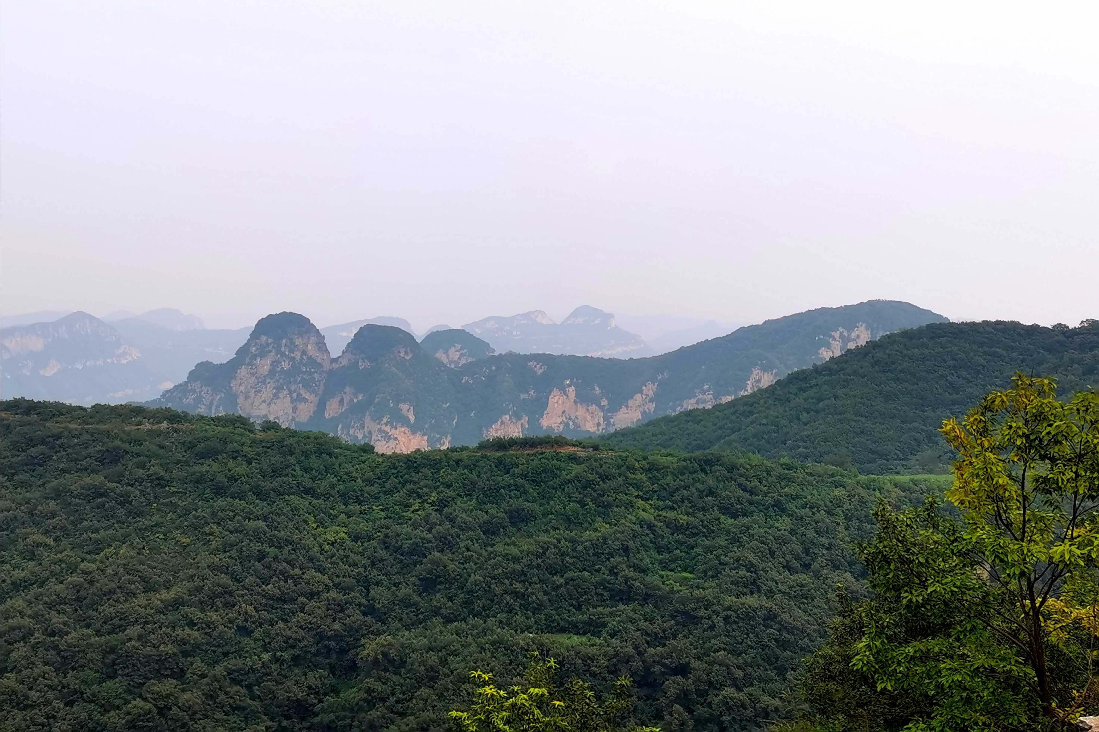 佛头山上飞来石,顶大如盘脚细如钎,摇摇晃晃随时坍塌亟待保护