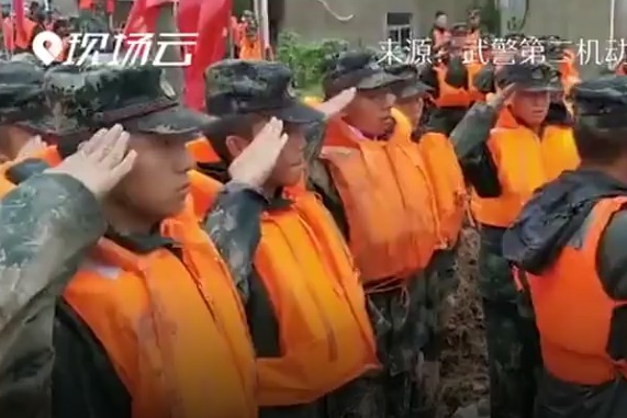 泪目！正在芜湖抗洪抢险的武警战士收到一份特殊礼物