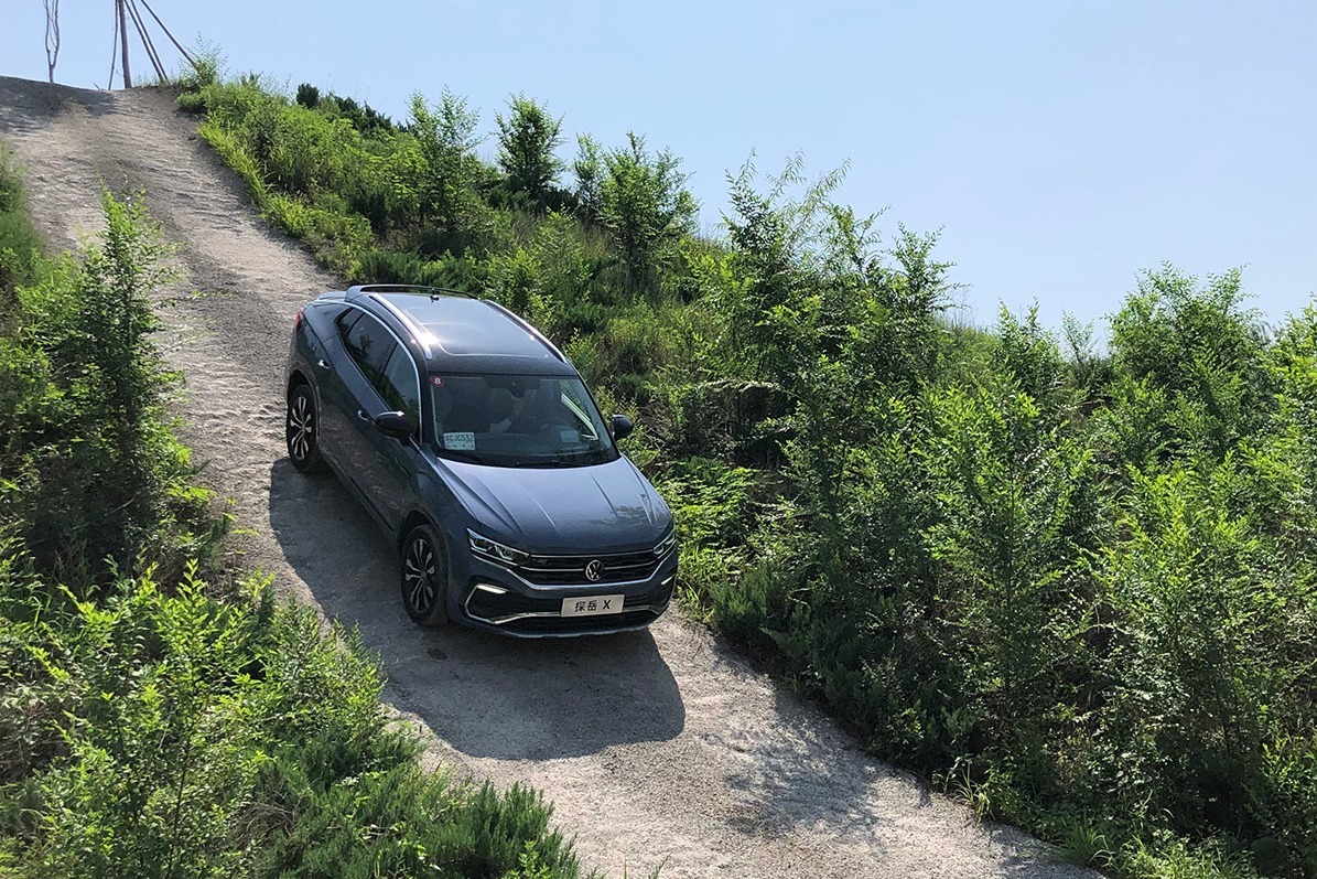 轿跑SUV探岳X爬坡体验