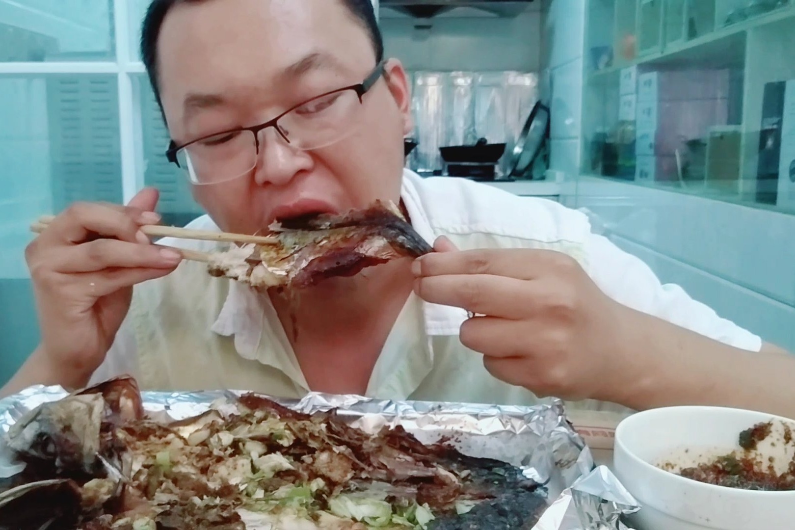 轮吃烤鱼就服山东小伙，生啃大葱，大口吃肉大口喝酒，真是过瘾