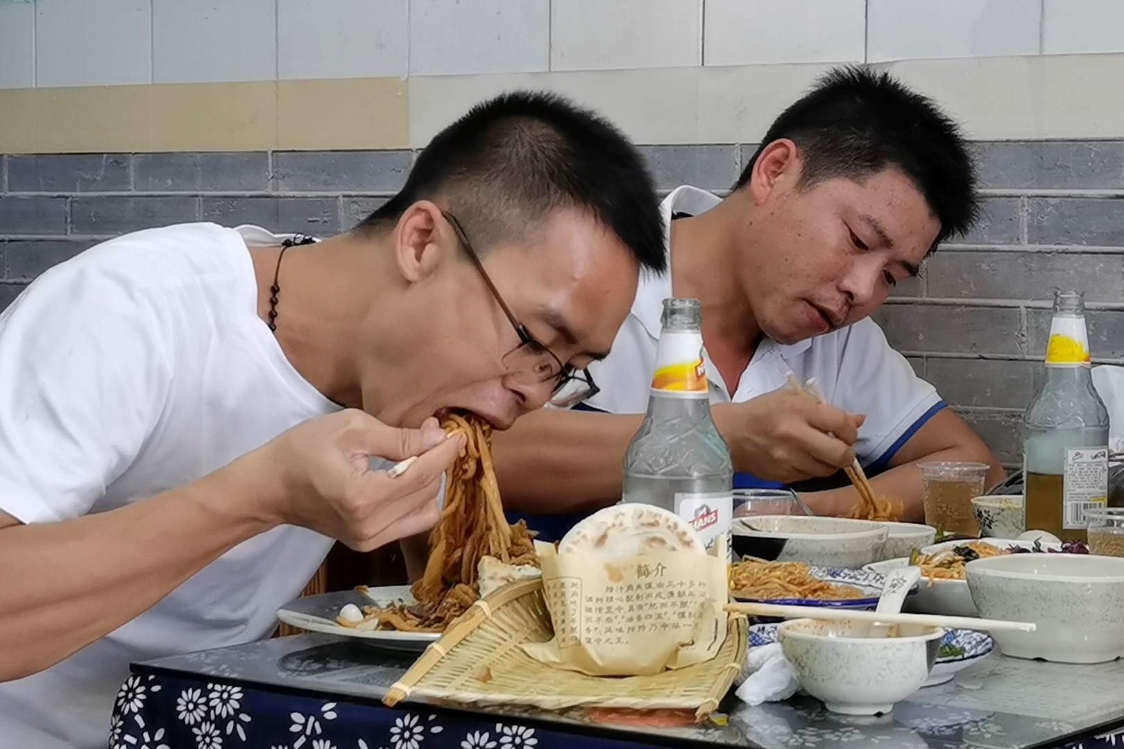 大盘炒拉条，凉拌荞麦饸络，浆水鱼鱼，绿辣子夹馍，吃的过瘾
