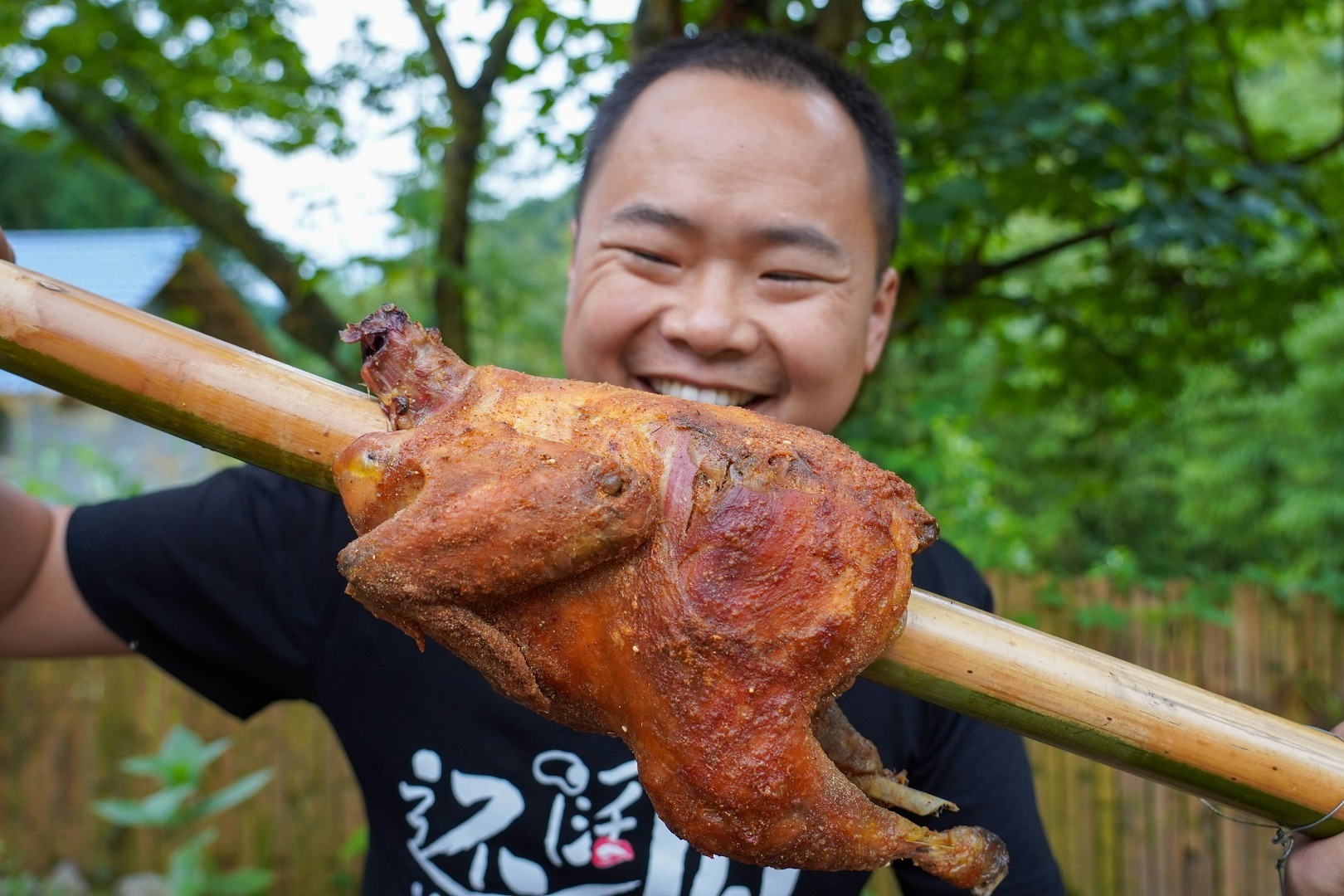 这才是真正的烤鸡整只鸡用竹竿串上一烤外酥里嫩吃着真过瘾