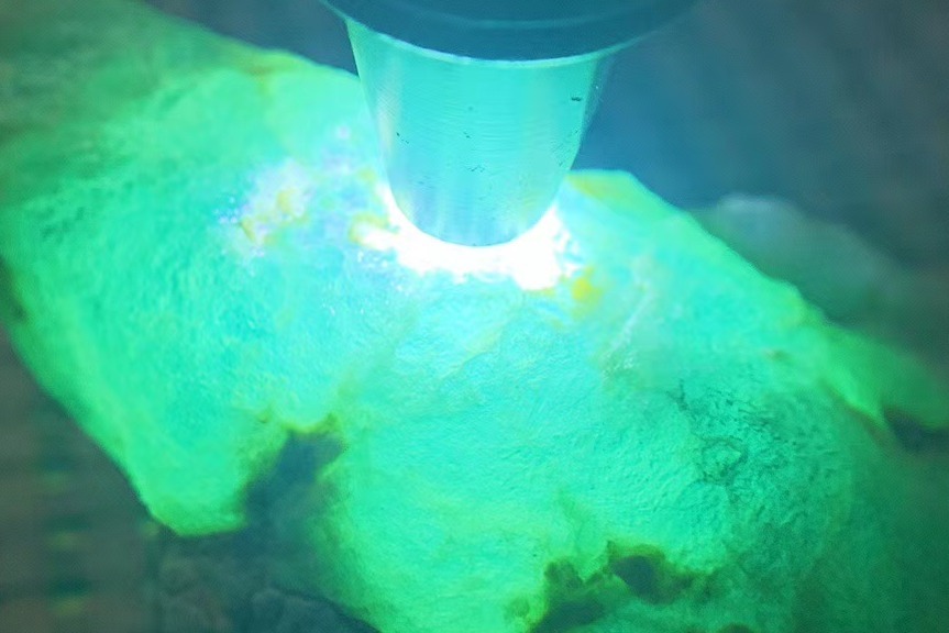 翡翠恋人：冰种翡翠原石切割全部过程，让小白大开眼界！