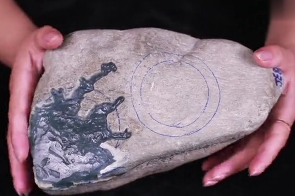 翡翠恋人：美女在线讲解莫西沙水泥皮玻璃种翡翠原石