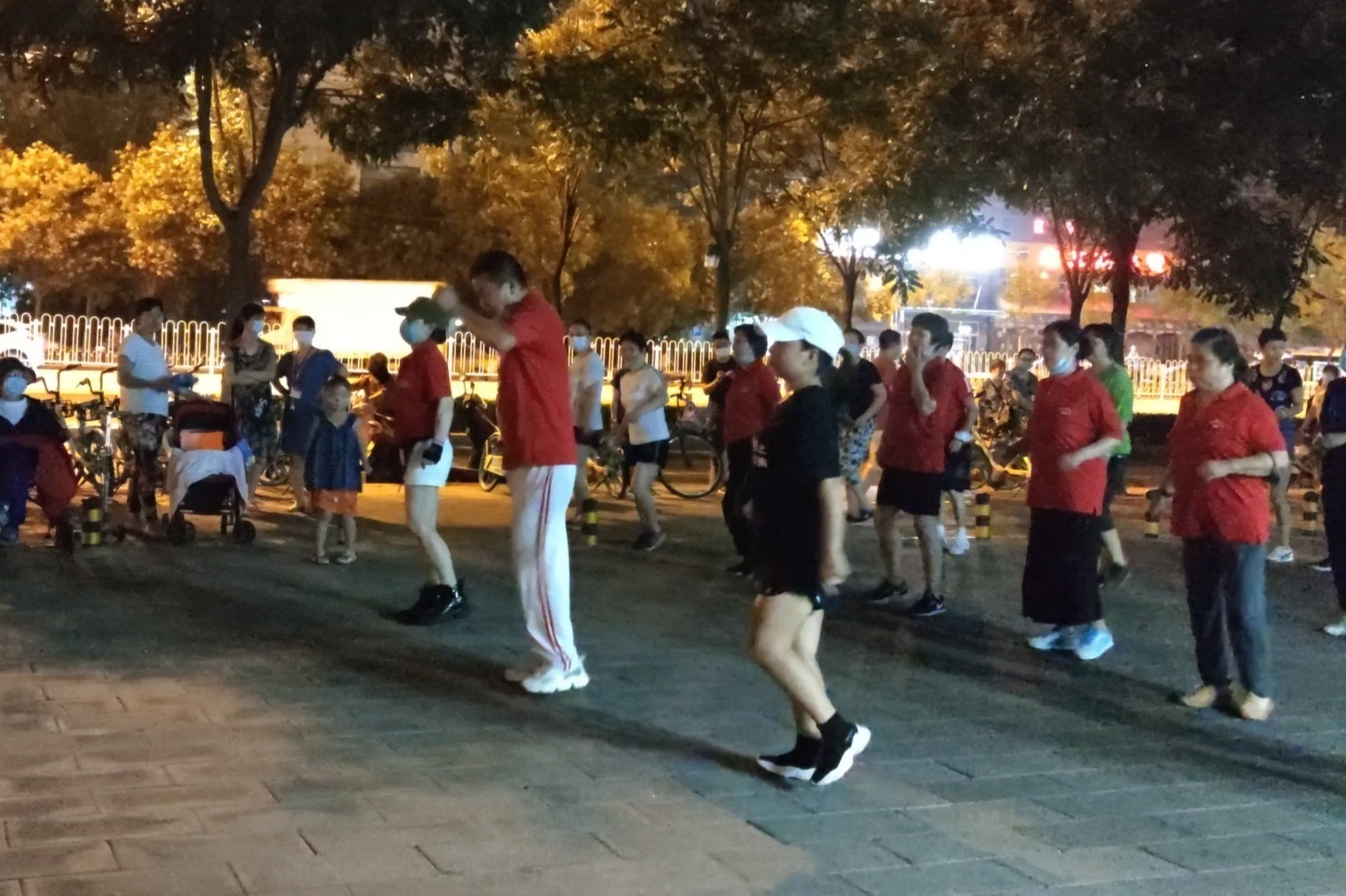 宋哥健身广场舞《一起走天涯》节奏欢快动感，简单好学