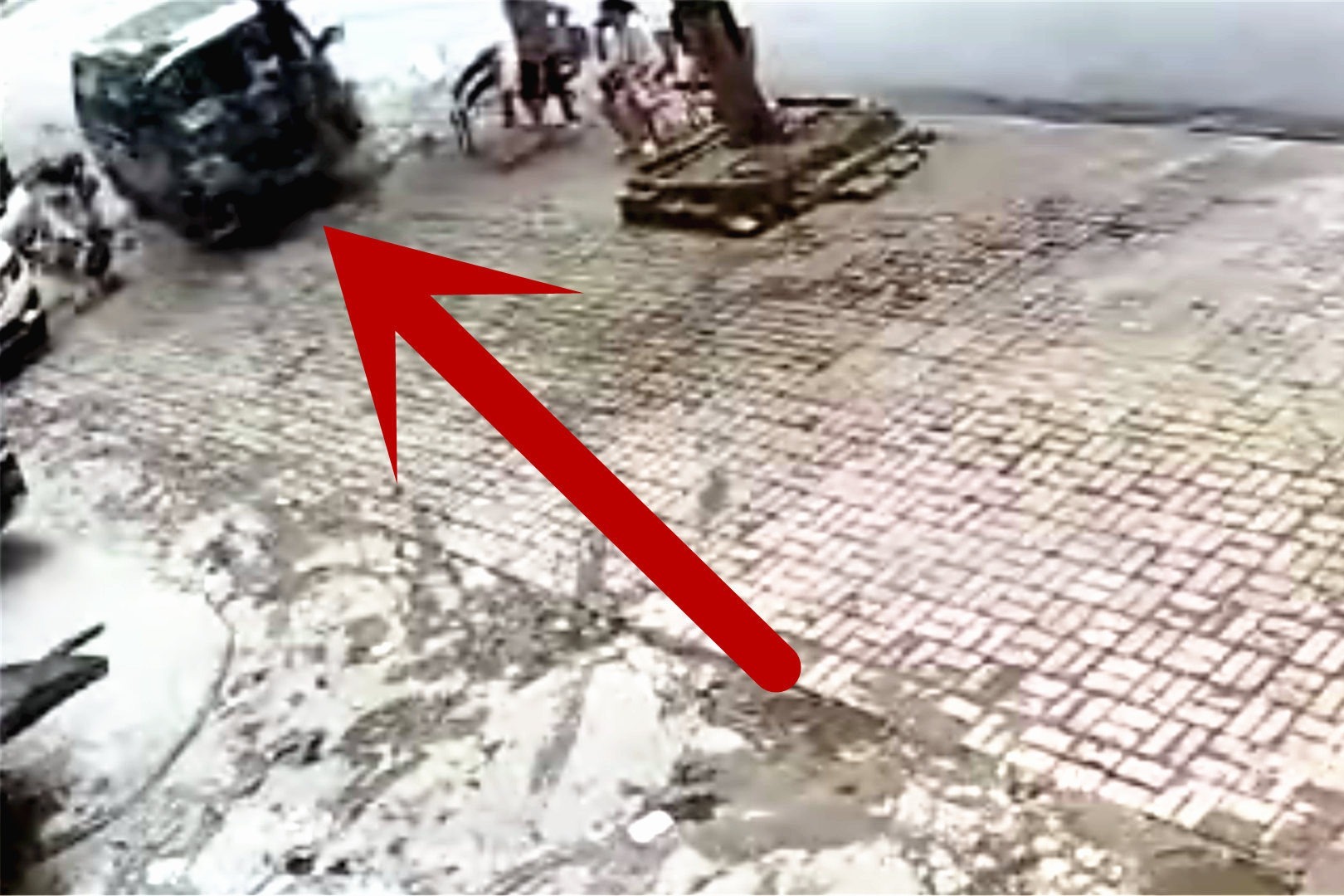 监拍：母女三人街头散步时出车祸 母亲爬起来后第一时间去看孩子