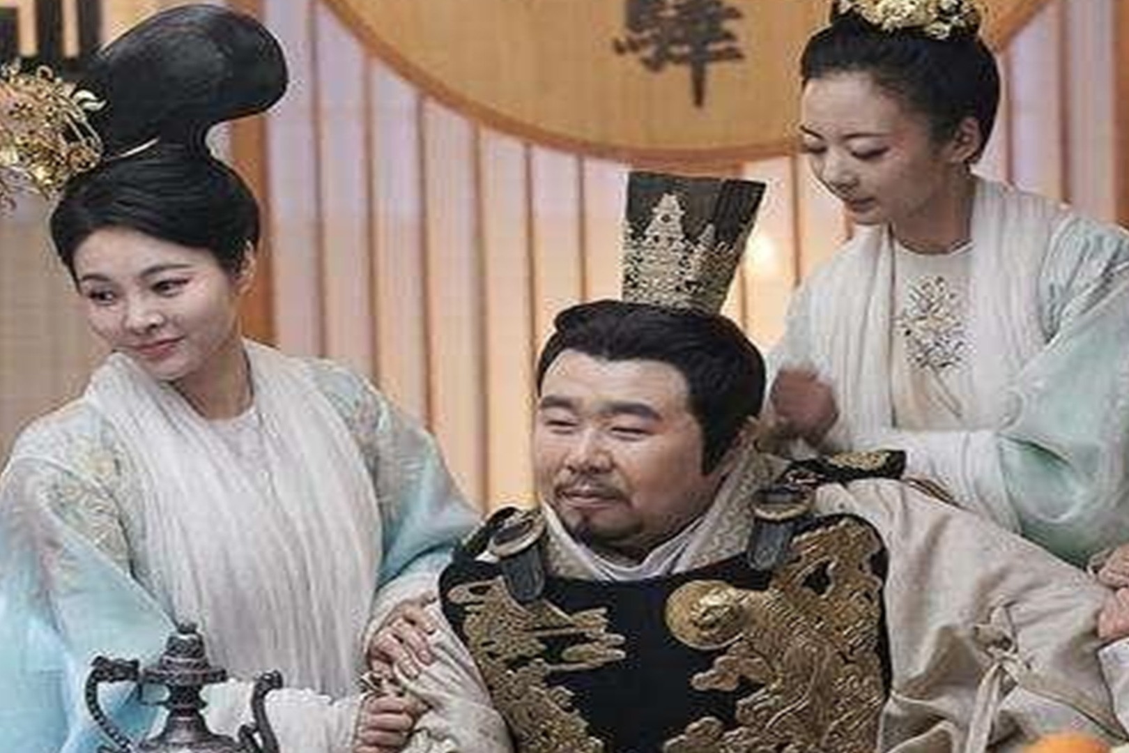 这个皇帝很奇葩，十二个儿子都不是亲生的，他明知道却很高兴