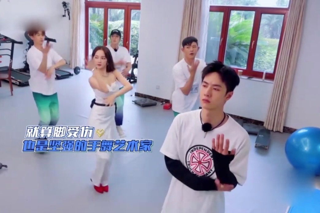 手舞艺术家，王一博跳省电版《无价之姐》，脚伤也挡不住舞魂