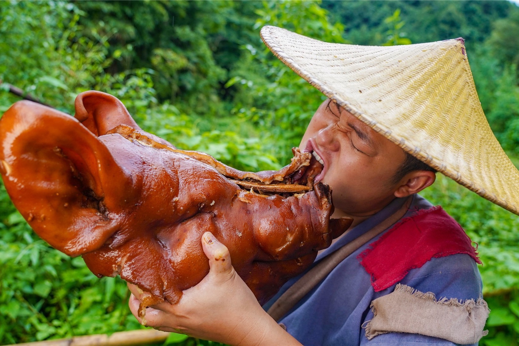 卤猪头这样吃才叫爽,10斤猪头直接抱着啃,大口吃肉真带劲