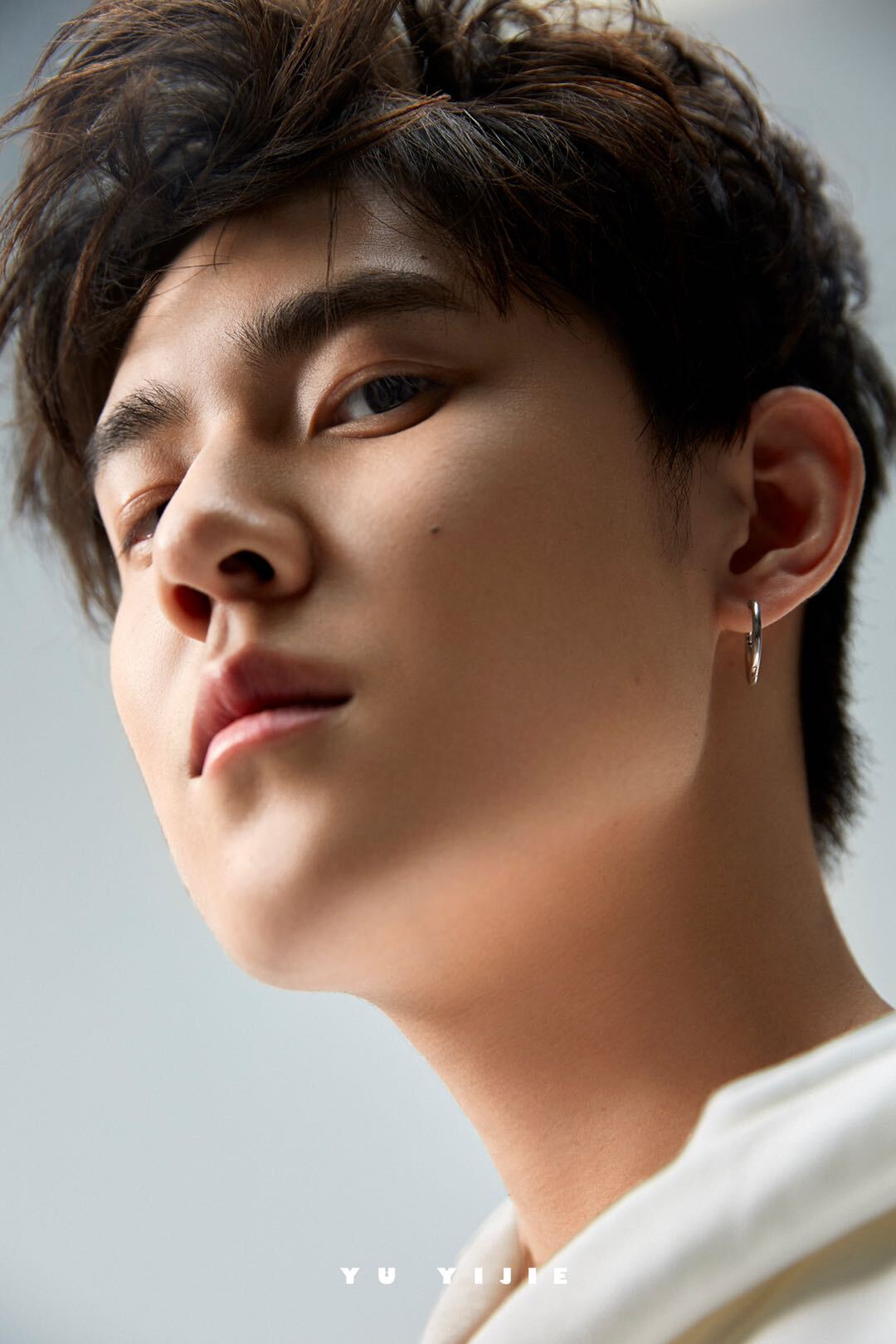 7月21日,演员虞祎杰的一组休闲时尚写真曝光.