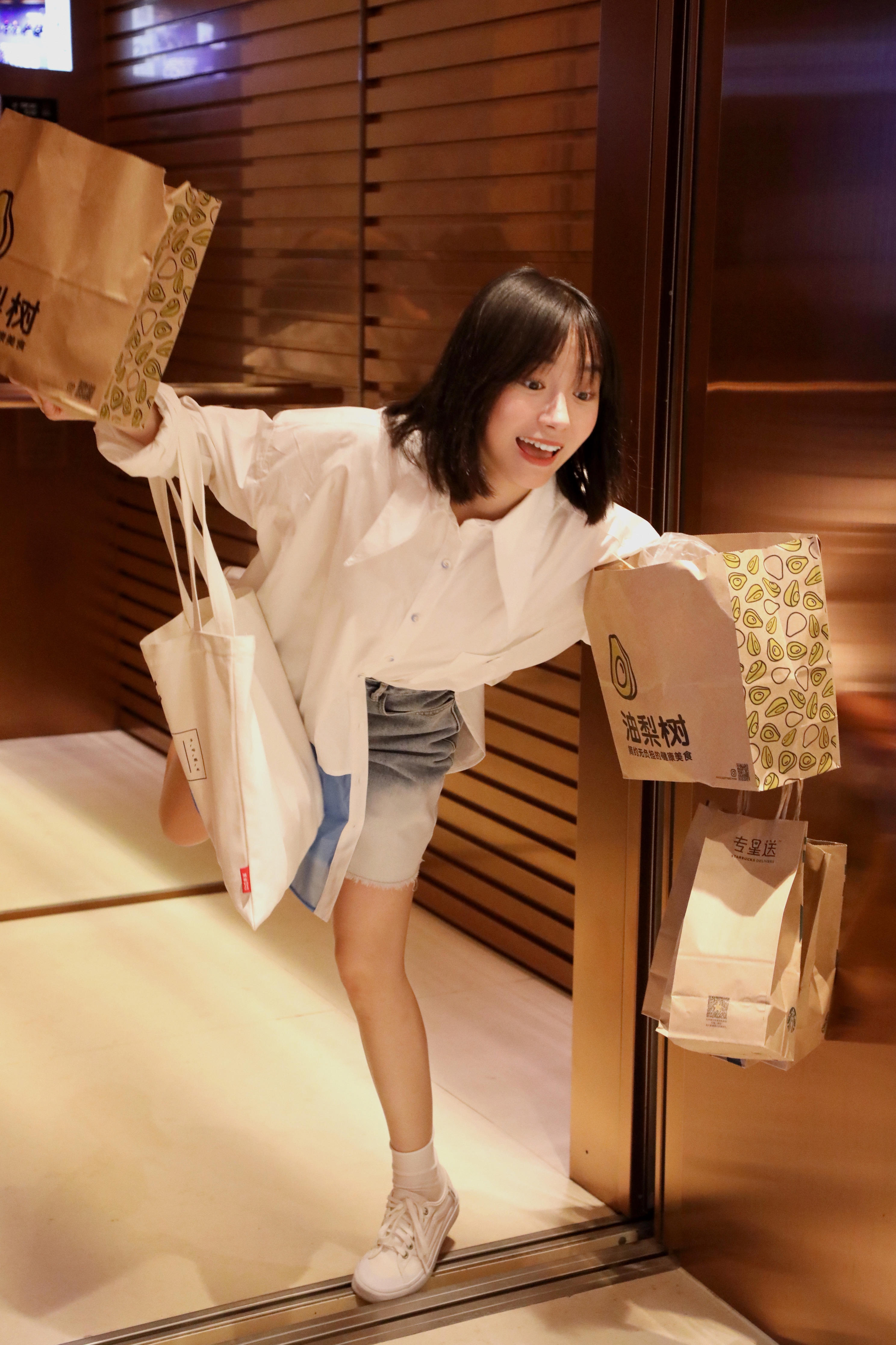 今日,卜冠今释出一组搞怪职场写真,白色oversized拼接