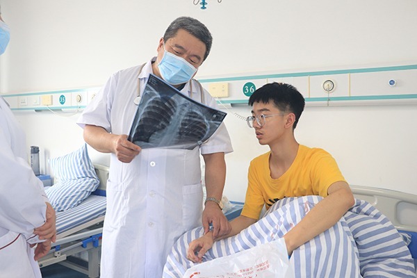 合肥长淮中医院安徽省医院呼吸内科主任张念志教授在我院会诊查房