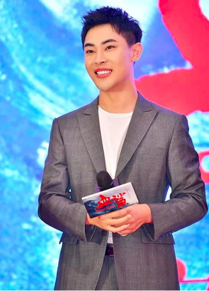 导演兼演员双重身份的王良诚意之作,灾难冒险大片《血鲨》热映