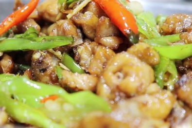 教你江湖菜“尖椒鸡”，简单几步辣而不燥，外酥里嫩，辣的过瘾