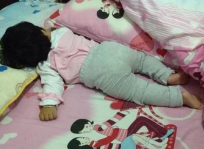 很多家长对宝宝翻滚的行为不以为然,认为宝宝就是不安分好动,可是