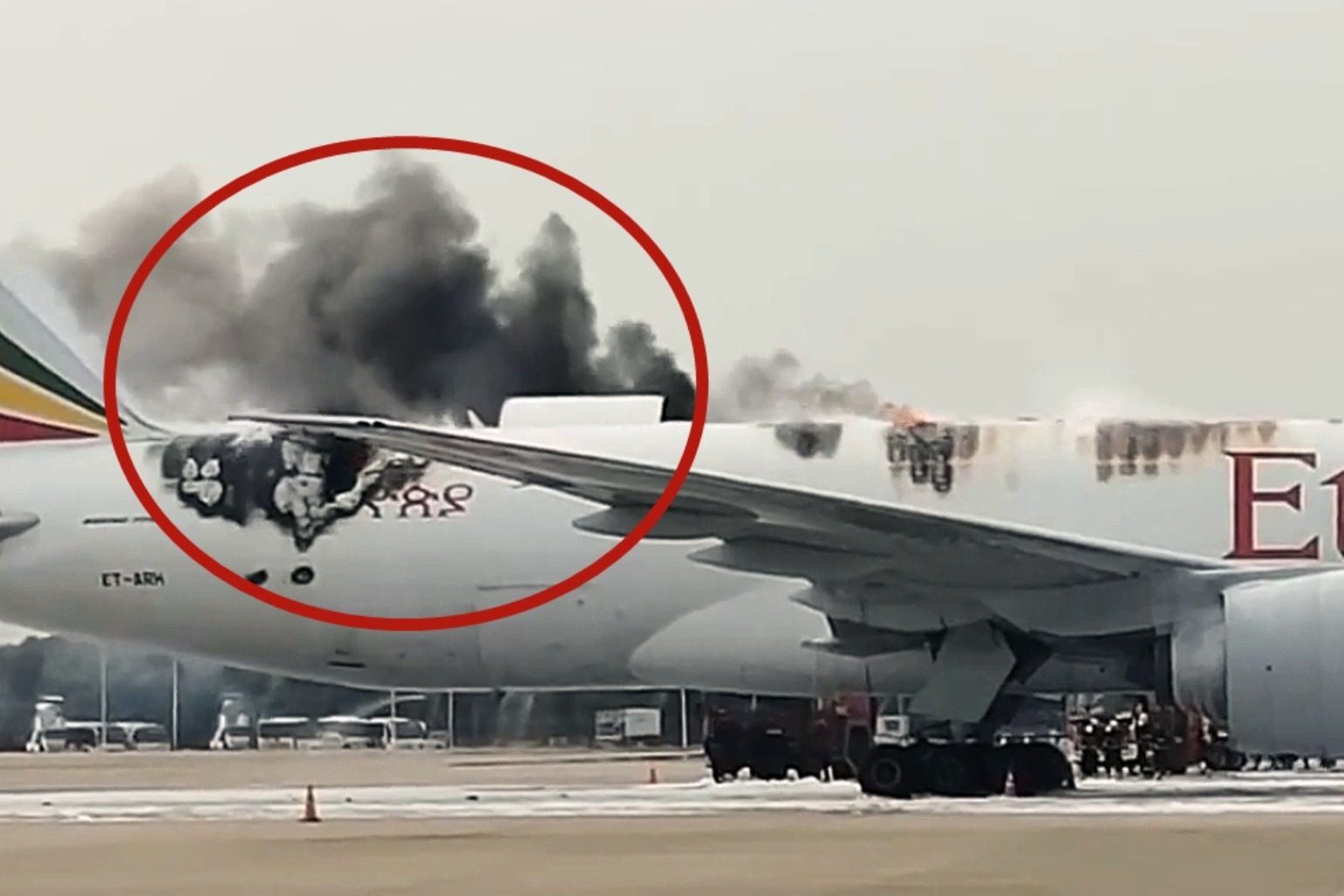 实拍上海浦东机场一飞机起火局部烧出大洞现场浓烟滚滚