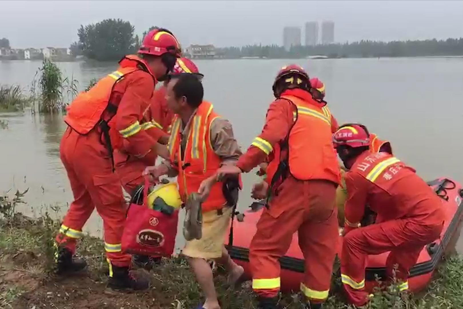 凤凰视频丨向坚守一线的消防战士 人民子弟兵致敬！