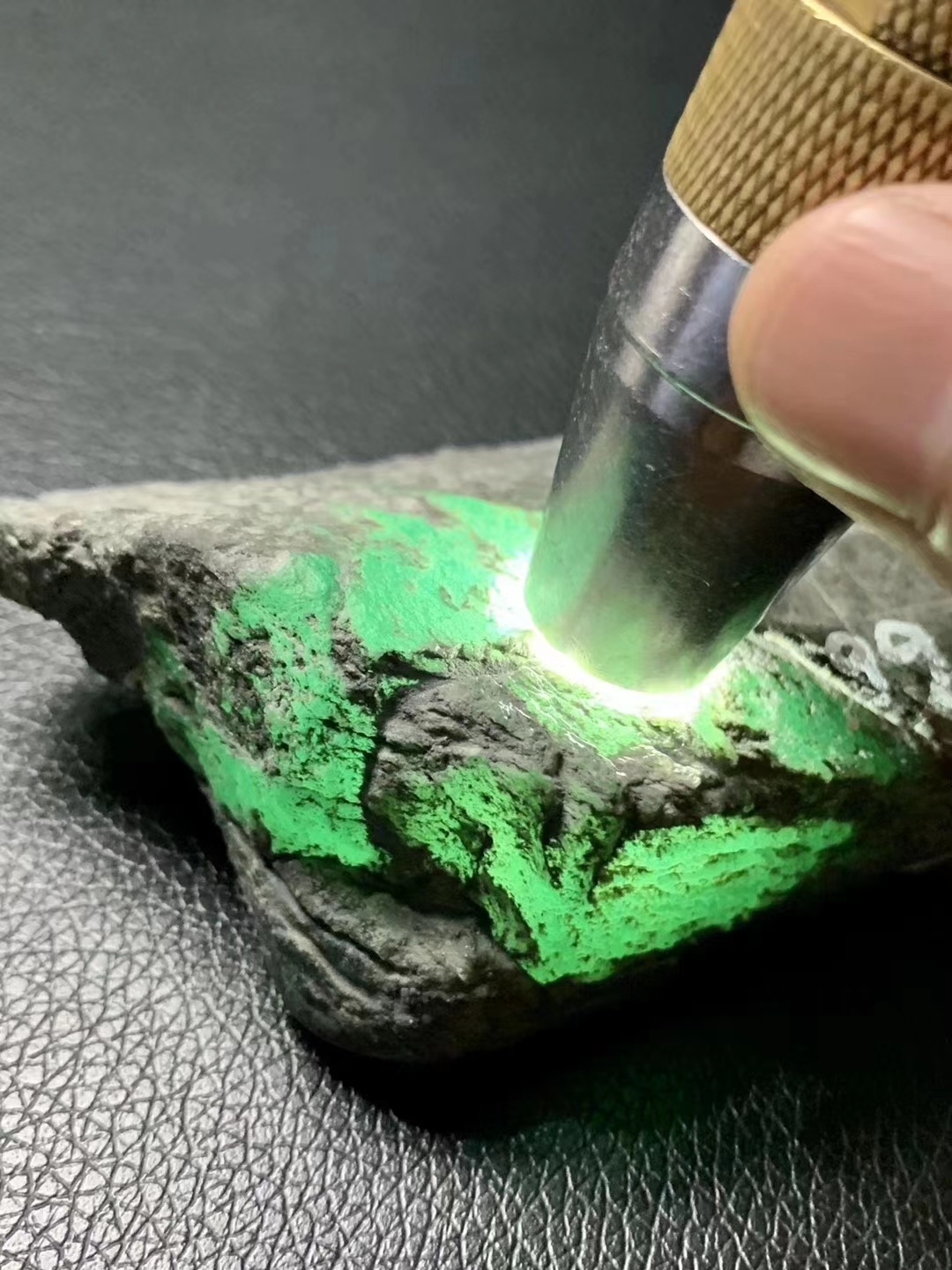 翡翠原石莫西沙高冰晴界面级别的料子白雾脱沙晴收藏的料子