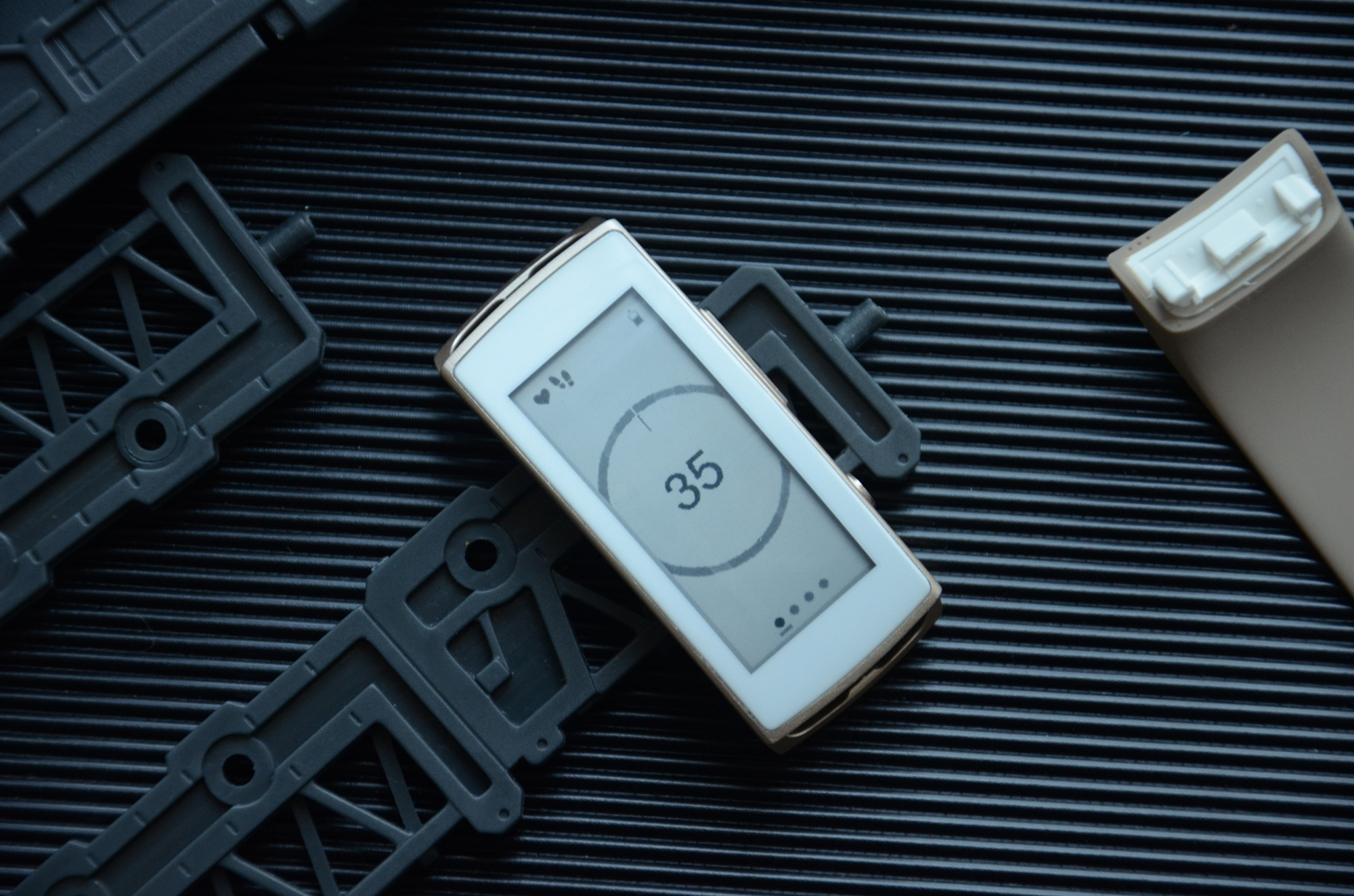 怀旧开箱:联想"墨水屏"vb10智能手环,全天候不熄屏,续航7天