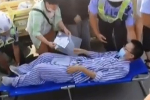 太厉害了！高考被民警用担架抬进考场考生，成绩超一本线52分！