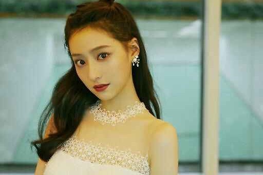 胡连馨一袭星光白裙 携《我们的西南联大》亮相中国影视之夜_凤凰网