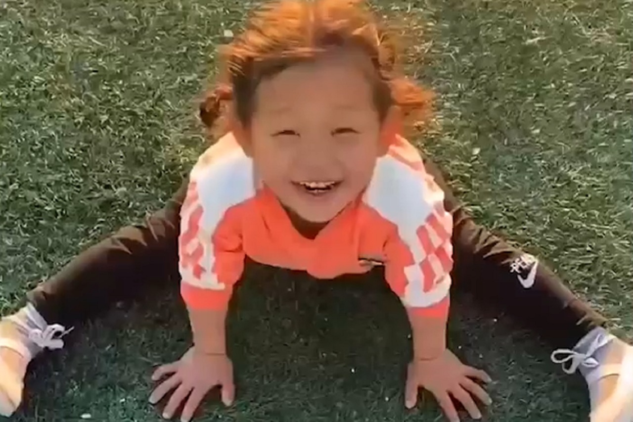 五岁小孩挑战全网，三分钟持续翻跟头，为她点赞