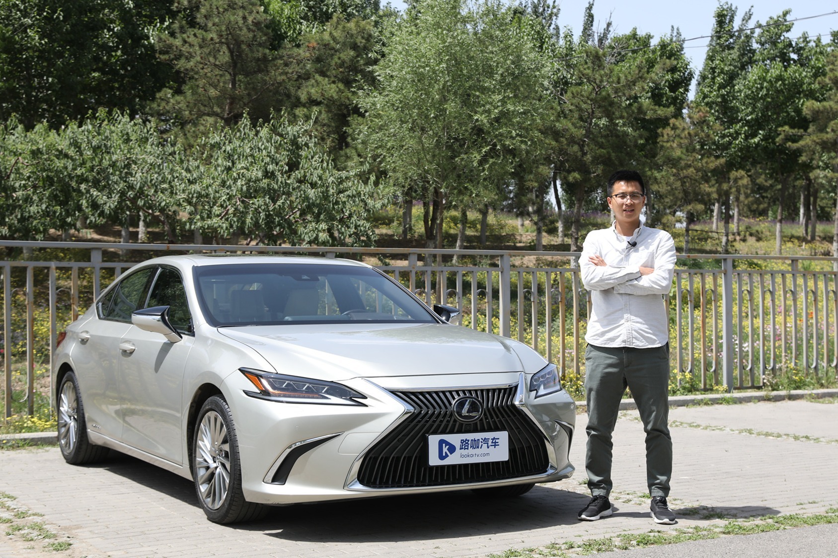 雷克萨斯es300h腿托 738bd2f8c56283d21a1629d3b151a14ac7e4da48_size619_w1687_h1125.jpg