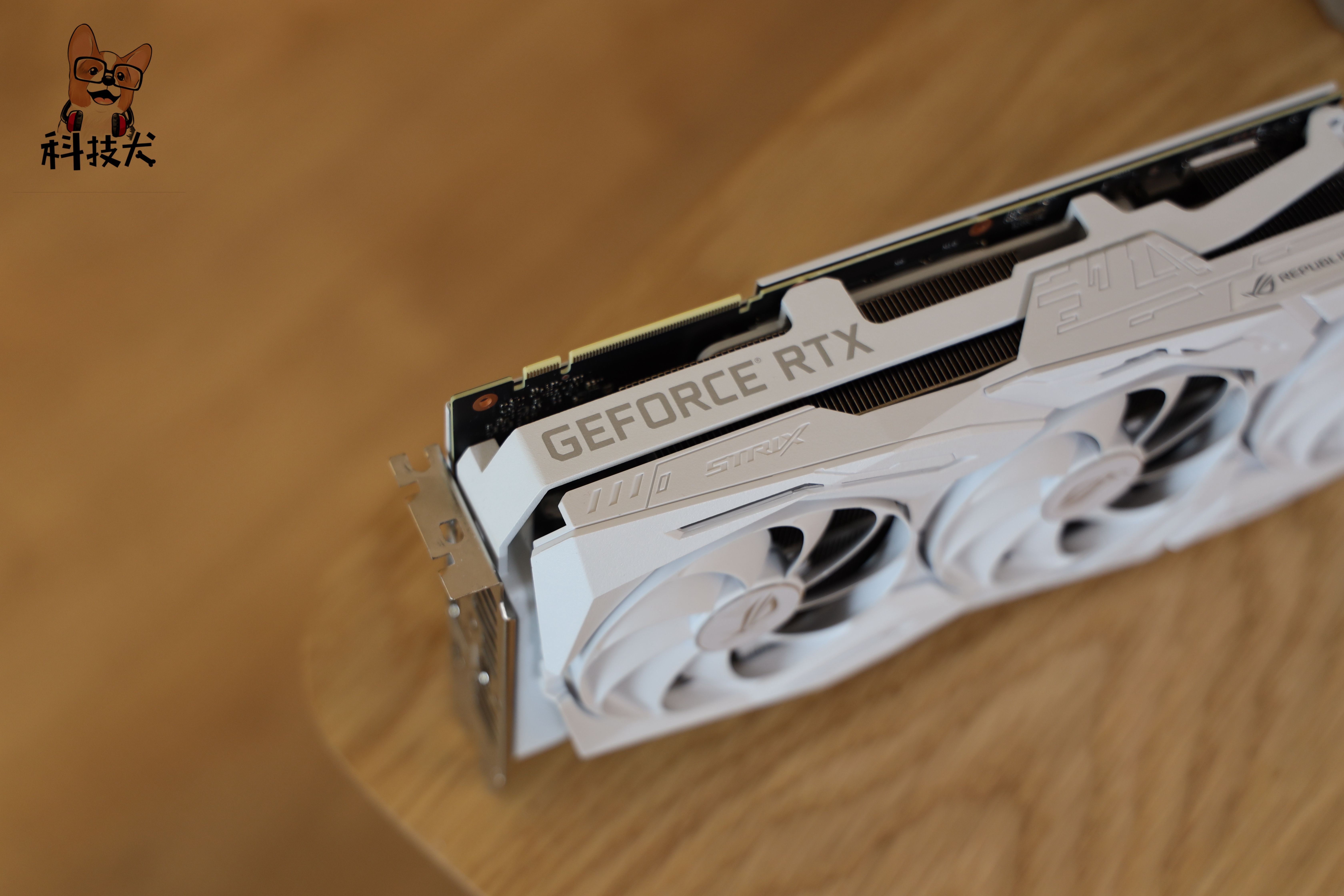 吹雪套装必备:rog strix rtx2080 super white系列显卡开箱__凤凰网