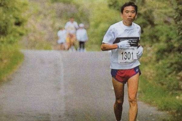村上春树跑步时，在听什么音乐？