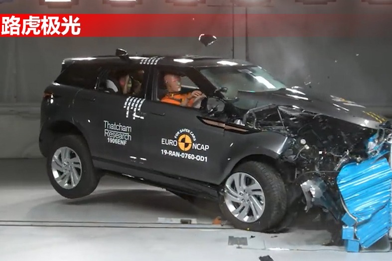 全新路虎极光硬不硬？看完碰撞测试你就知道了！