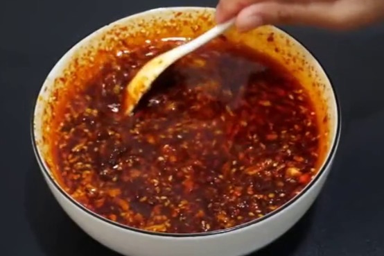 大厨教“辣椒油”做法，学会以后，不管是拌菜还是拌面都特别的香