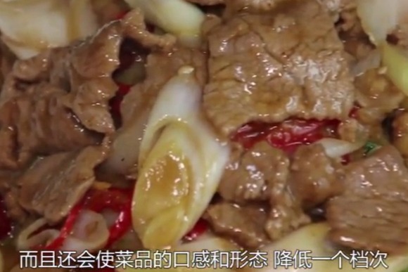 大厨教“葱爆羊肉”家常做法，好吃有诀窍，多这一步，嫩滑不膻腥