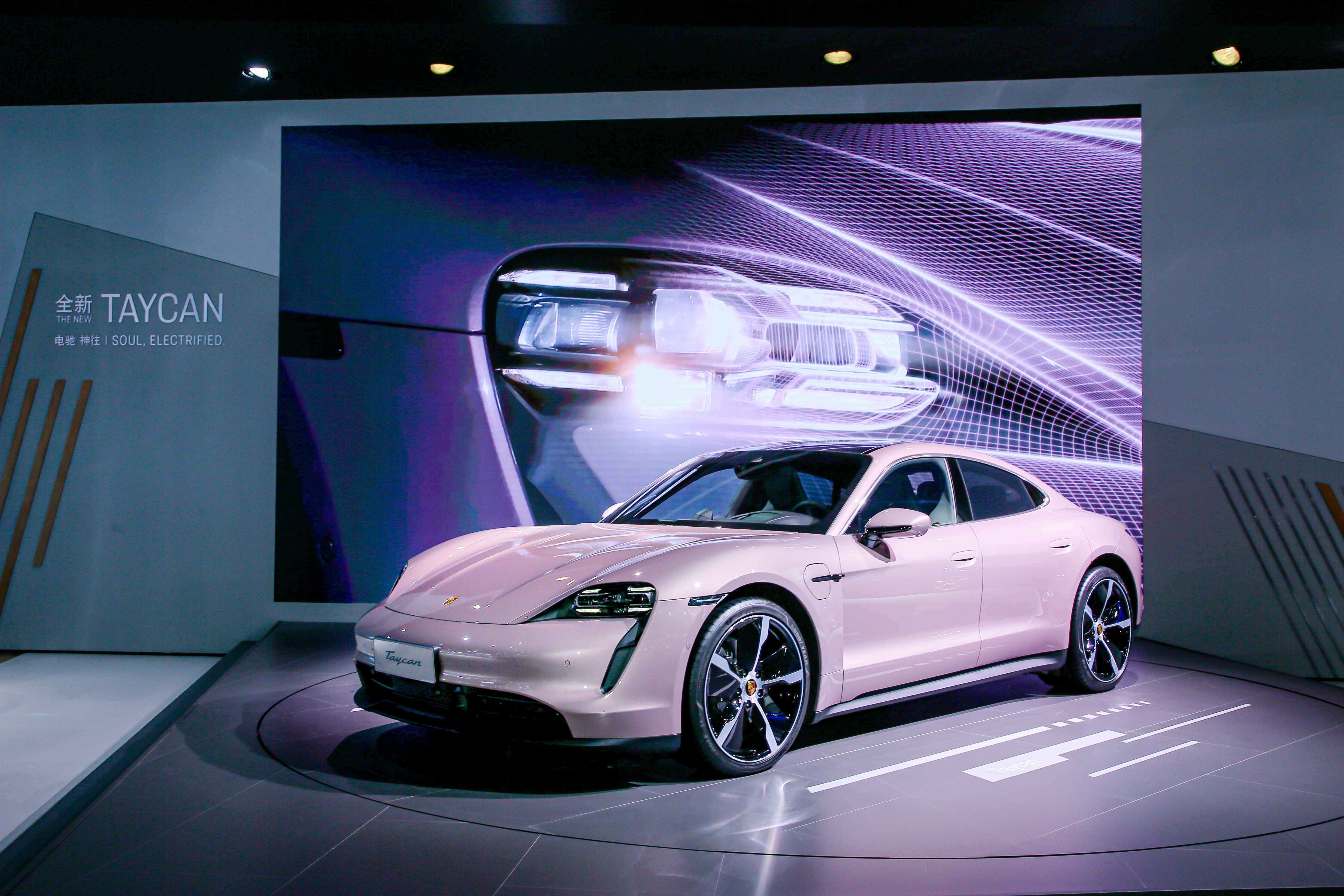 保时捷携全新taycan与结晶腐蚀版911艺术车亮相成都车展