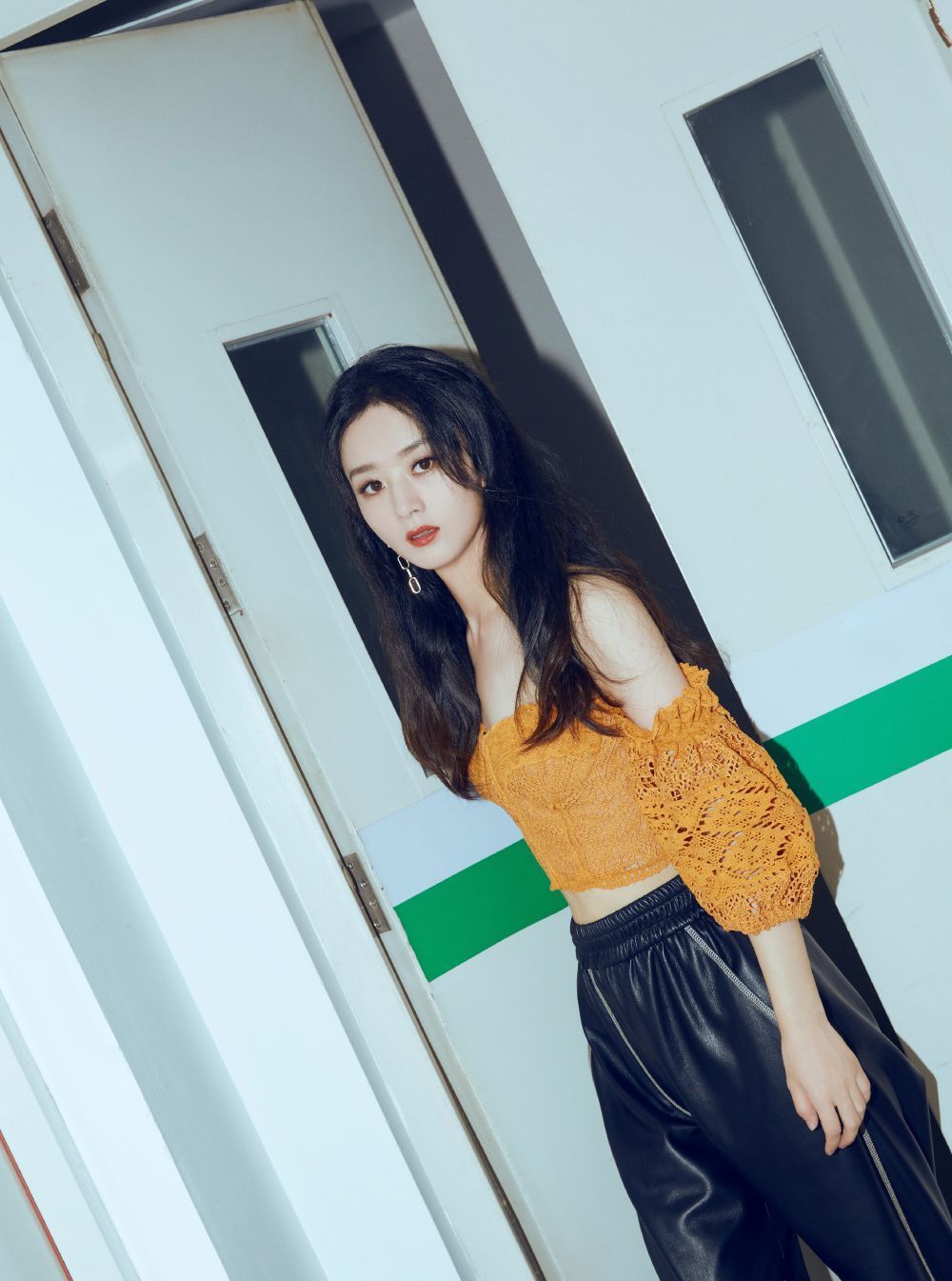 赵丽颖穿橘色吊带秀小蛮腰甜酷装扮气场十足造型惊艳迷人