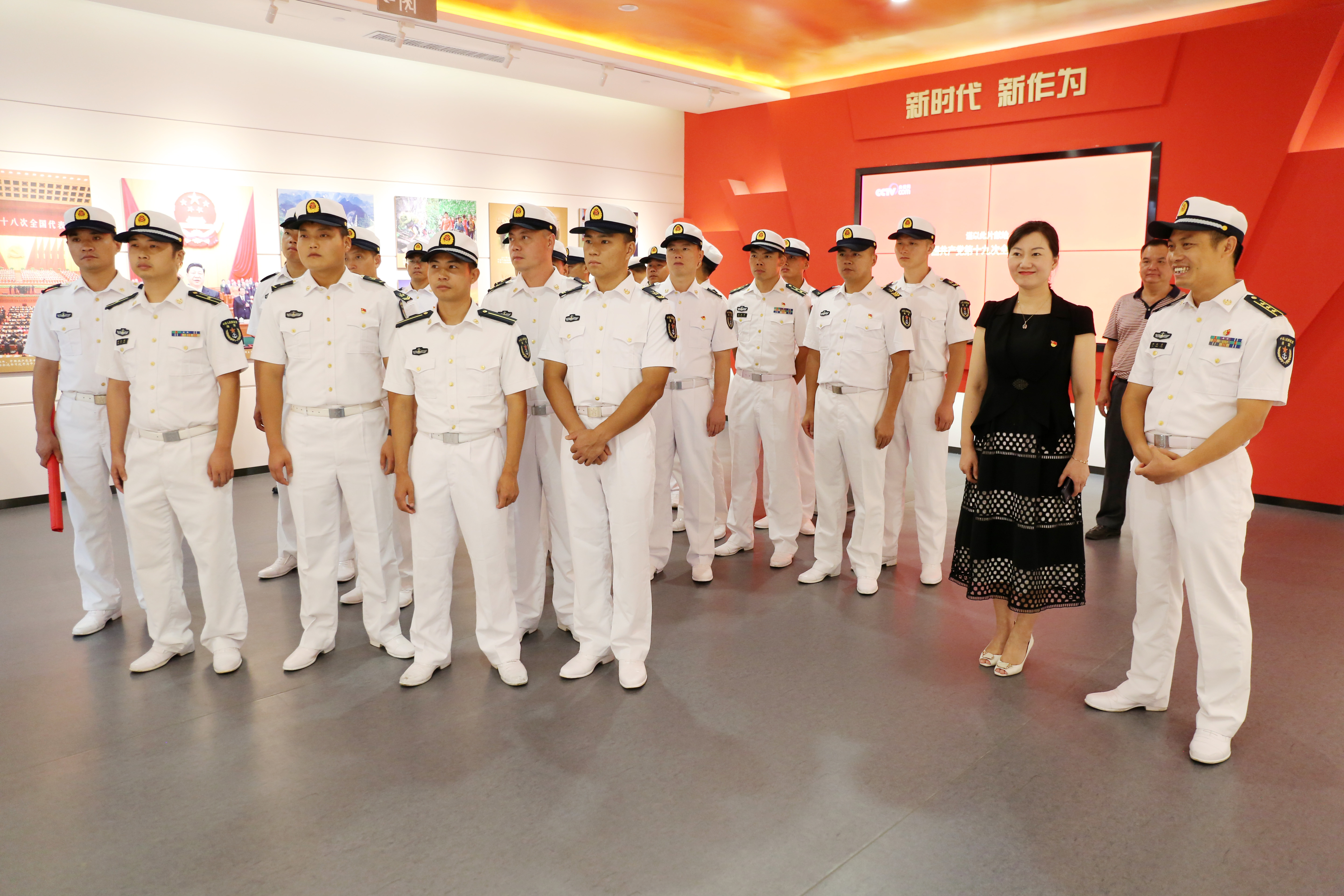 共谱双拥新篇海军东海岛船官兵到湛江经开区开展交流活动