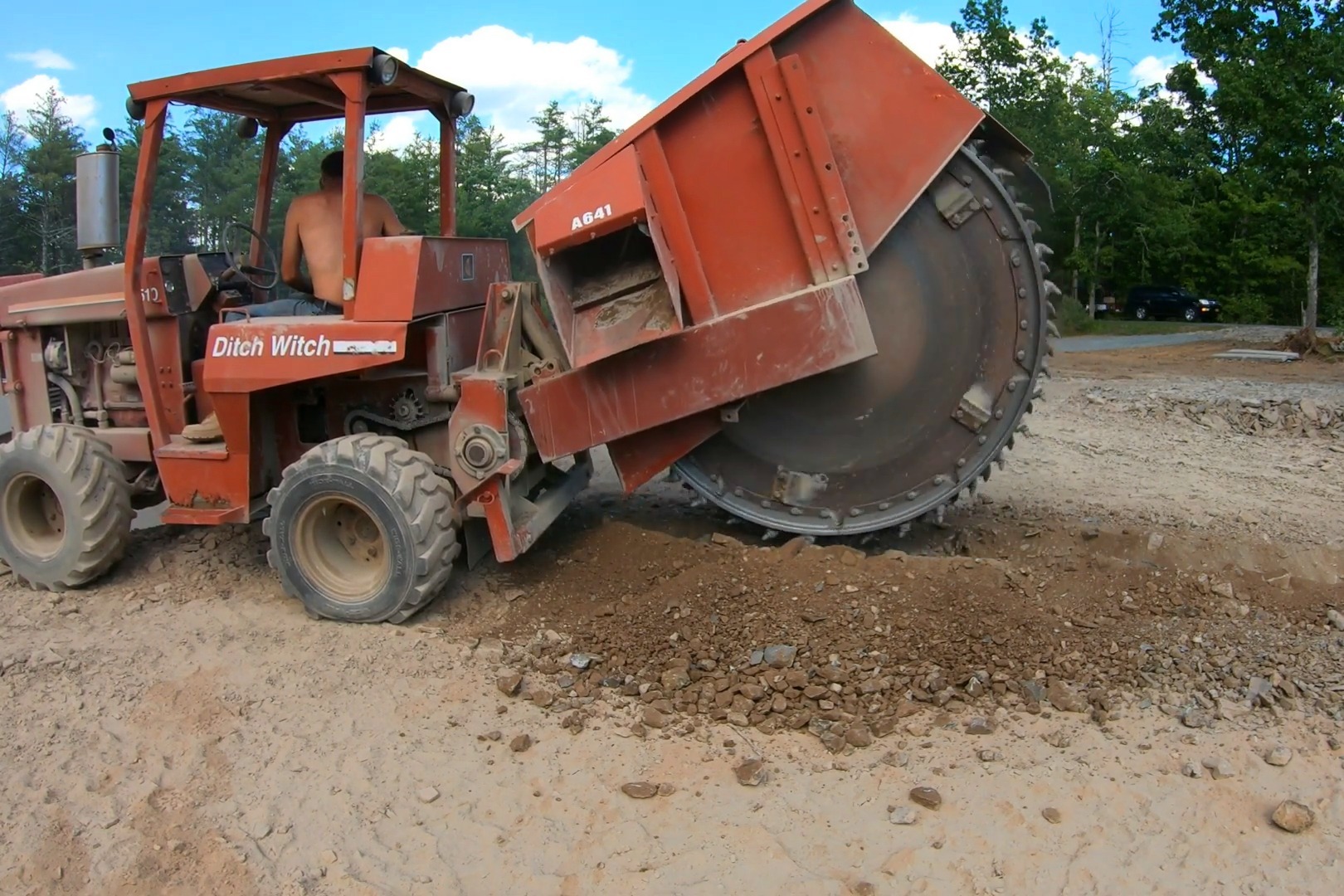 拖拉机后面拖个大齿轮，不管是岩石还是泥土，都能轻松挖出一条沟