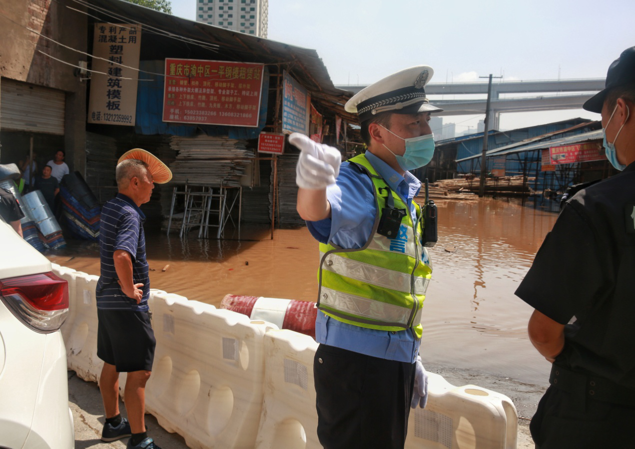 烈日下的坚守丨渝中交巡警战高温斗酷暑力保道路安全畅通|烈日下的坚守丨渝中交巡警战高温斗酷暑力保道路安全畅通