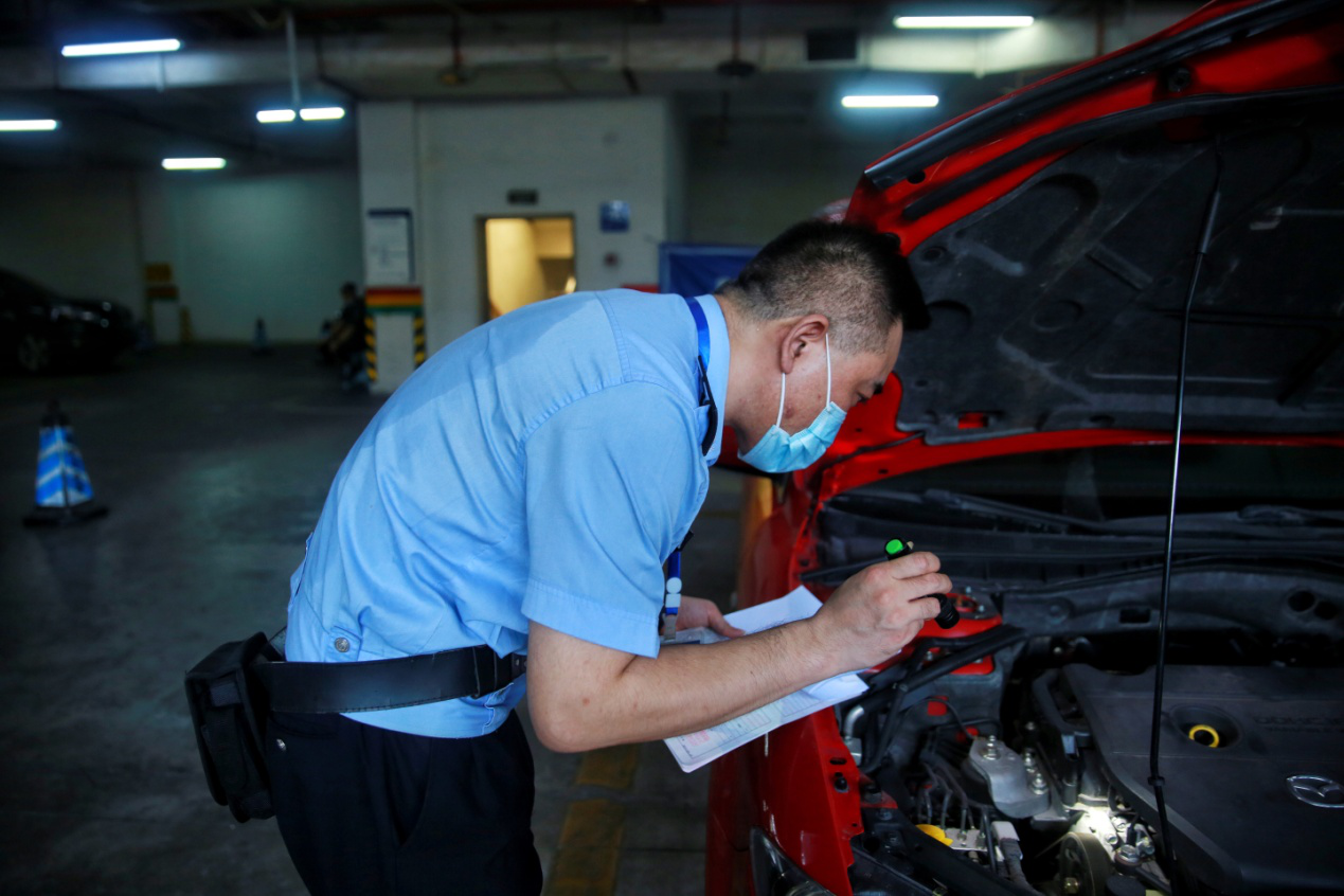 烈日下的坚守丨渝中交巡警战高温斗酷暑力保道路安全畅通|烈日下的坚守丨渝中交巡警战高温斗酷暑力保道路安全畅通