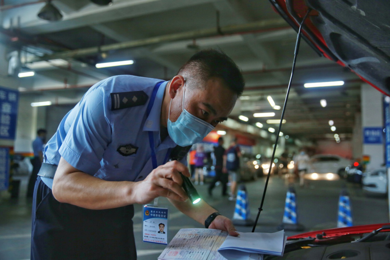 烈日下的坚守丨渝中交巡警战高温斗酷暑力保道路安全畅通|烈日下的坚守丨渝中交巡警战高温斗酷暑力保道路安全畅通