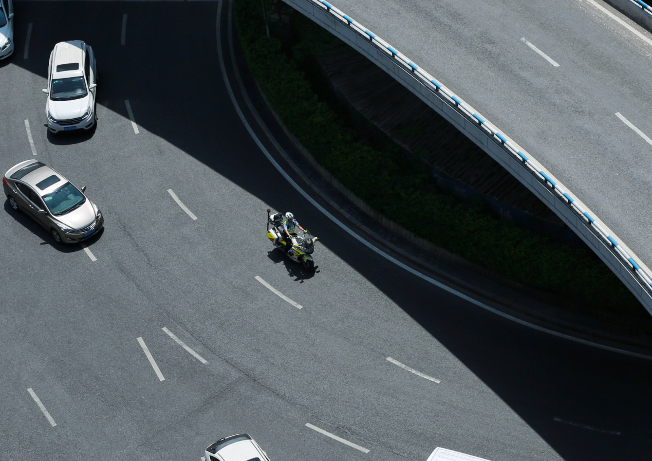 烈日下的坚守丨渝中交巡警战高温斗酷暑力保道路安全畅通|烈日下的坚守丨渝中交巡警战高温斗酷暑力保道路安全畅通