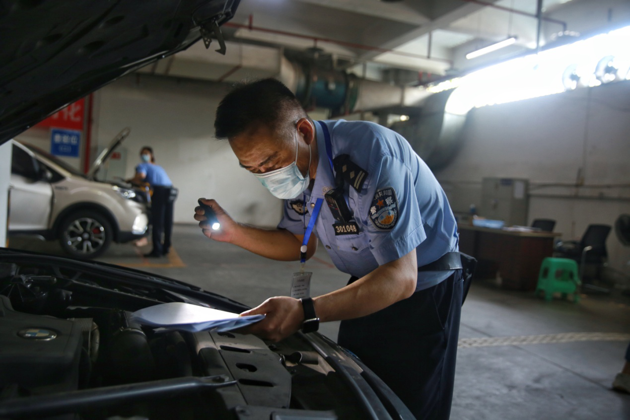 烈日下的坚守丨渝中交巡警战高温斗酷暑力保道路安全畅通|烈日下的坚守丨渝中交巡警战高温斗酷暑力保道路安全畅通