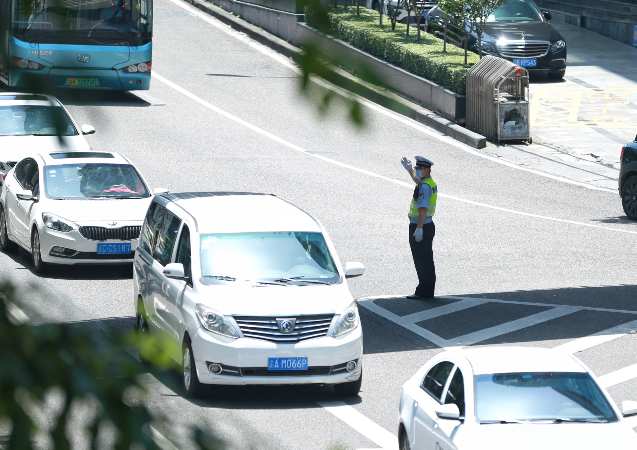 烈日下的坚守丨渝中交巡警战高温斗酷暑力保道路安全畅通|烈日下的坚守丨渝中交巡警战高温斗酷暑力保道路安全畅通
