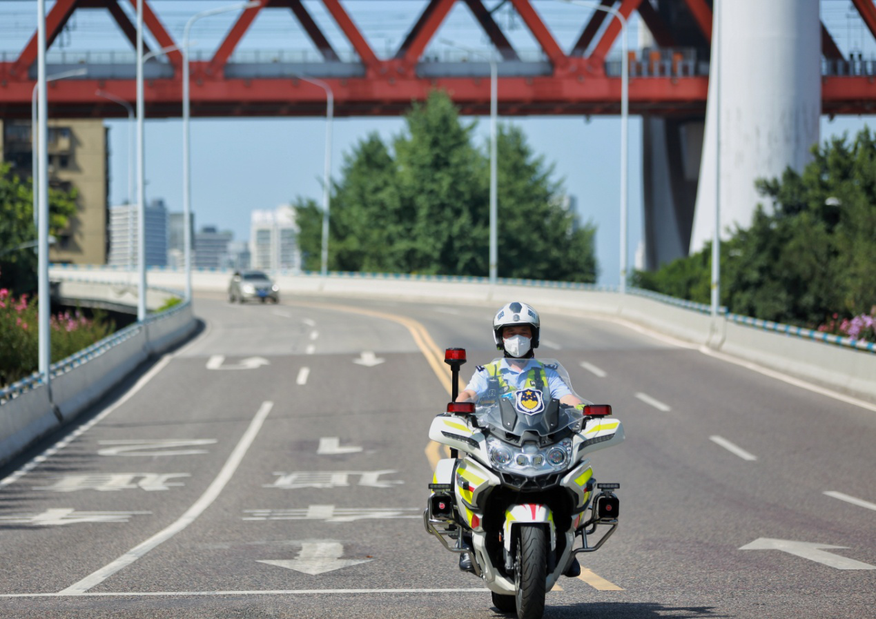 烈日下的坚守丨渝中交巡警战高温斗酷暑力保道路安全畅通|烈日下的坚守丨渝中交巡警战高温斗酷暑力保道路安全畅通