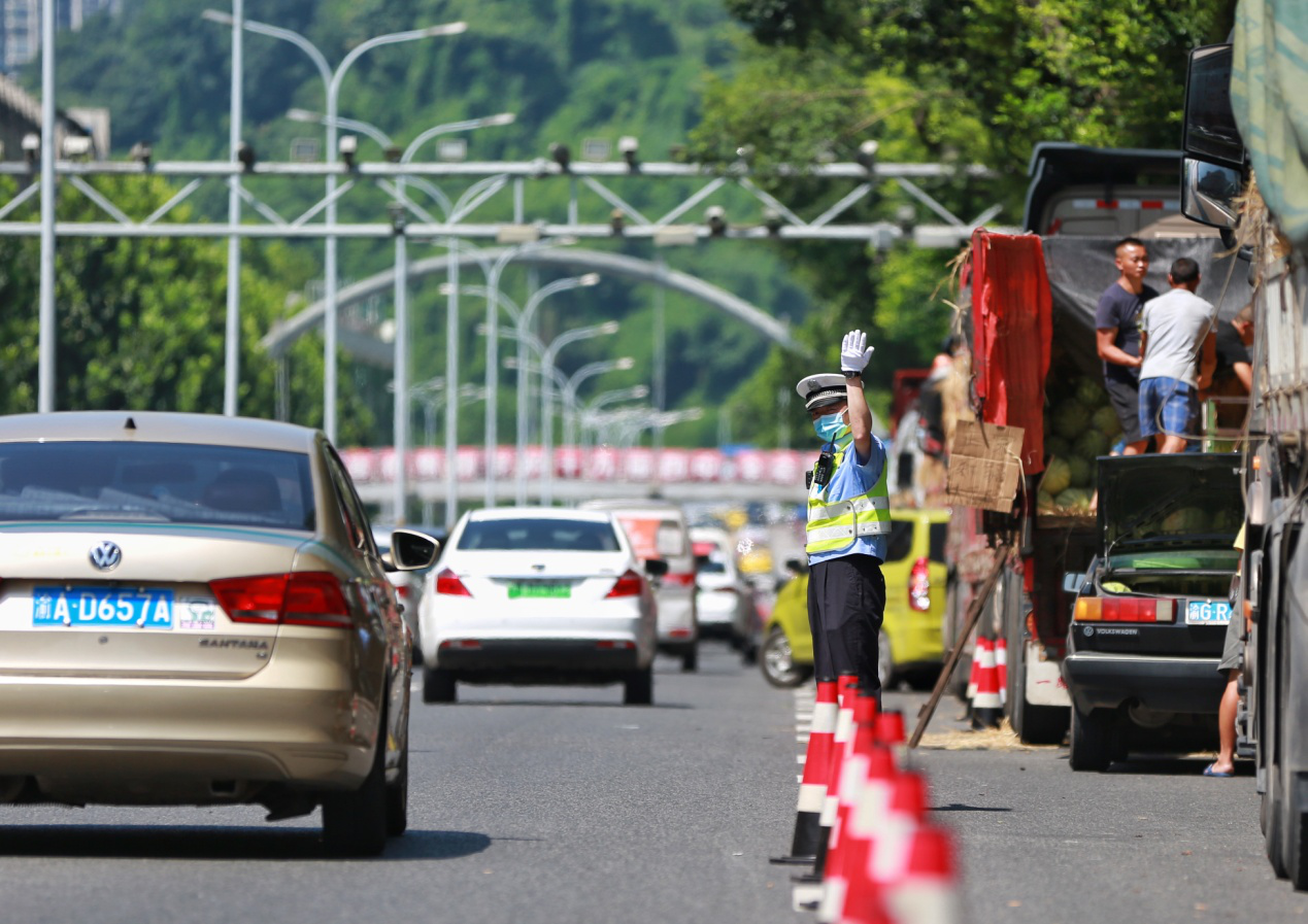 烈日下的坚守丨渝中交巡警战高温斗酷暑力保道路安全畅通|烈日下的坚守丨渝中交巡警战高温斗酷暑力保道路安全畅通