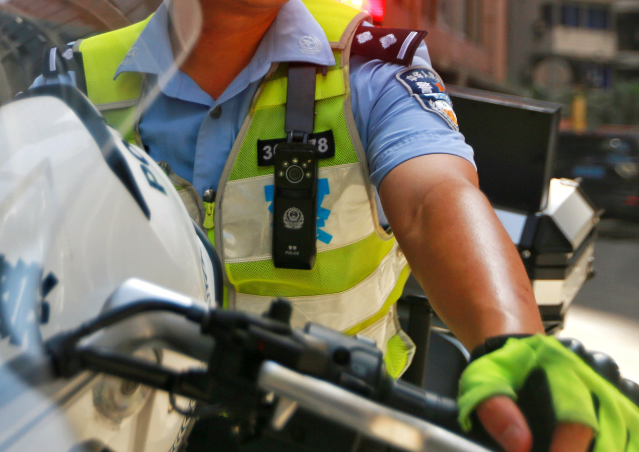 烈日下的坚守丨渝中交巡警战高温斗酷暑力保道路安全畅通|烈日下的坚守丨渝中交巡警战高温斗酷暑力保道路安全畅通