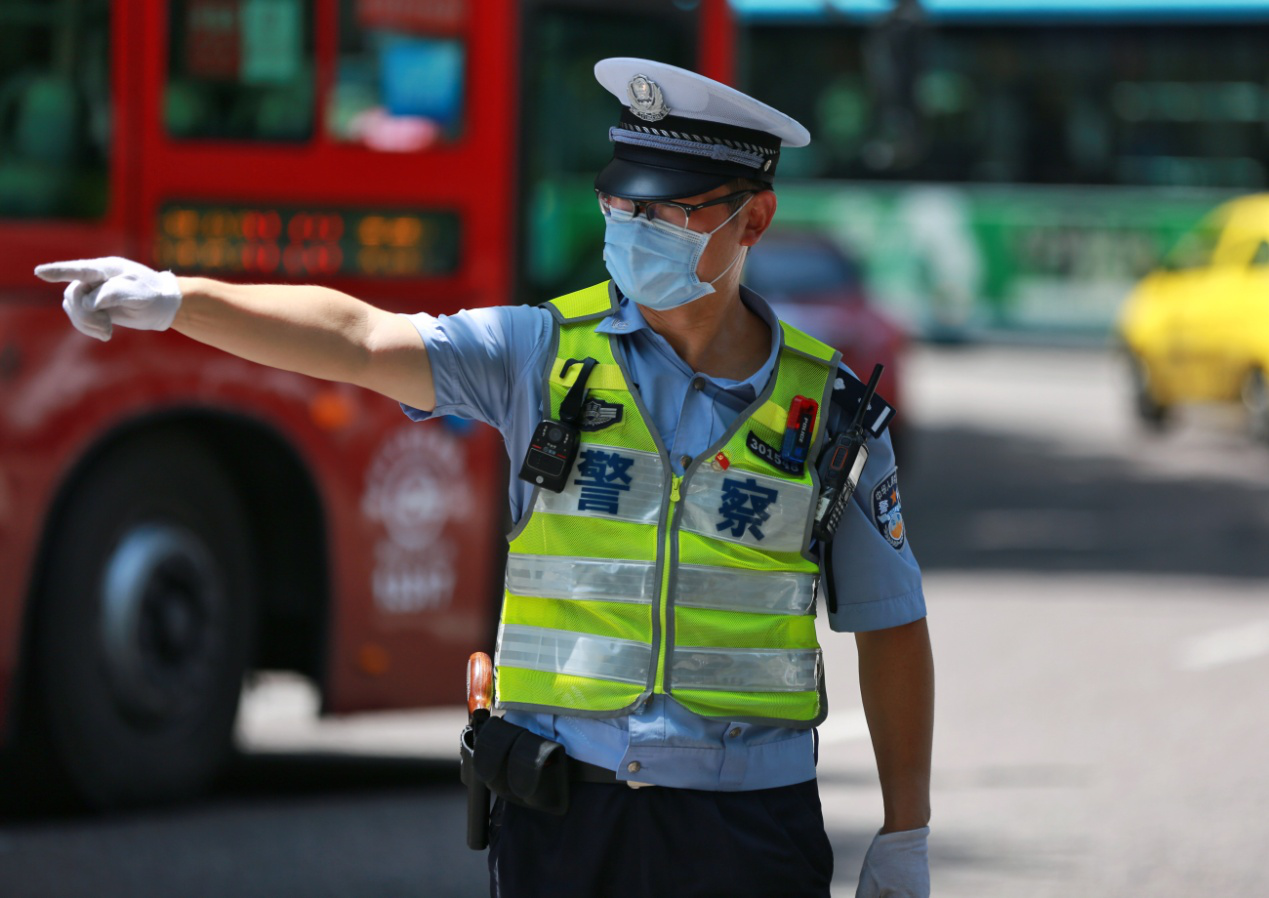 烈日下的坚守丨渝中交巡警战高温斗酷暑力保道路安全畅通|烈日下的坚守丨渝中交巡警战高温斗酷暑力保道路安全畅通