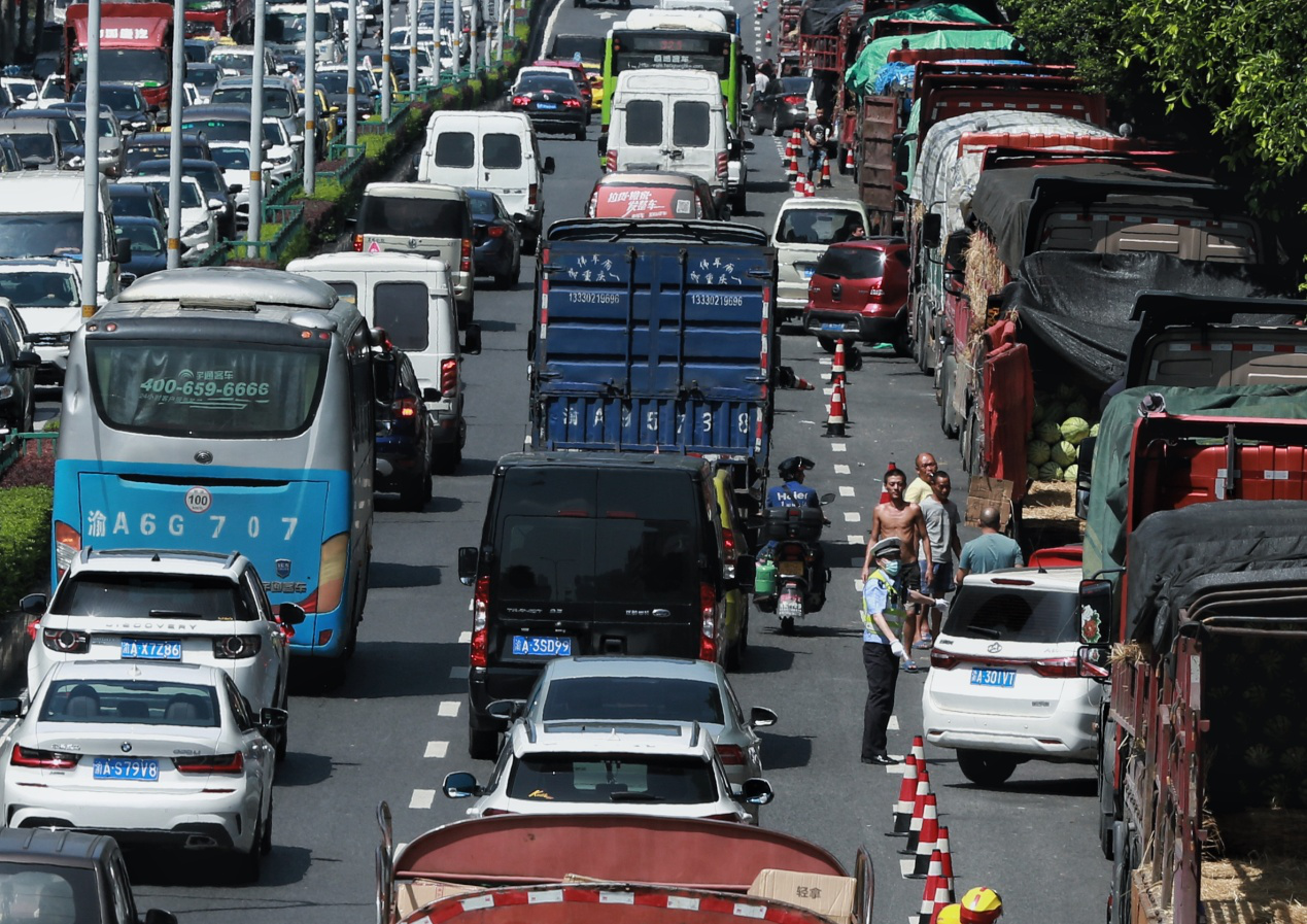 烈日下的坚守丨渝中交巡警战高温斗酷暑力保道路安全畅通|烈日下的坚守丨渝中交巡警战高温斗酷暑力保道路安全畅通