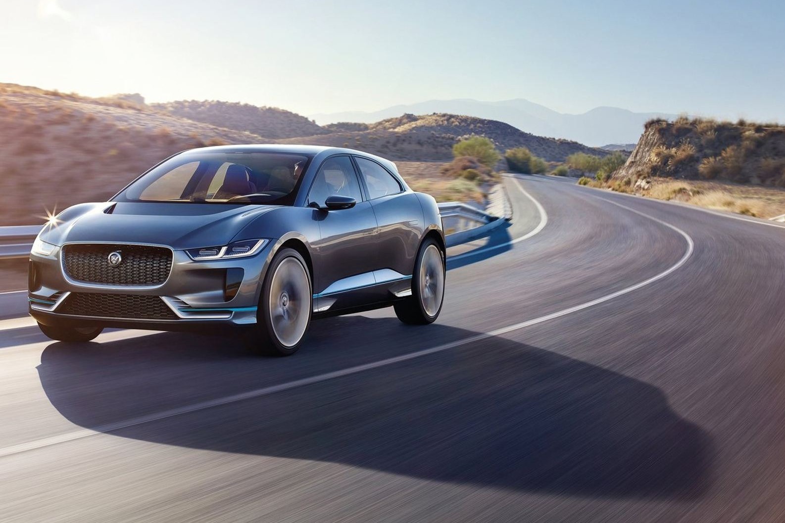 车祸现场：11岁女孩被车撞后幸运逃脱，看的人却为她捏了一把汗