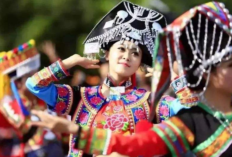 彝族姑娘递给你的鞋垫，不要轻易接，要不导游也帮不了你