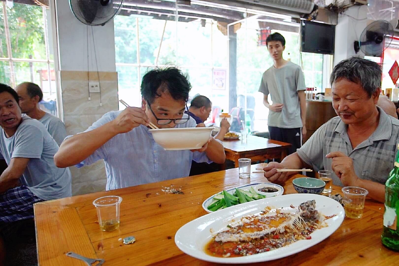 忙完装修农村小伙带师傅到餐馆吃饭米饭免费吃老板看傻眼